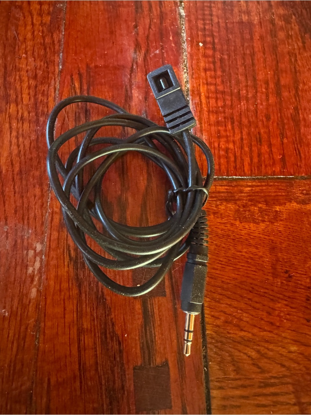3.5mm auxiliary audio cable with proprietary connector (2)